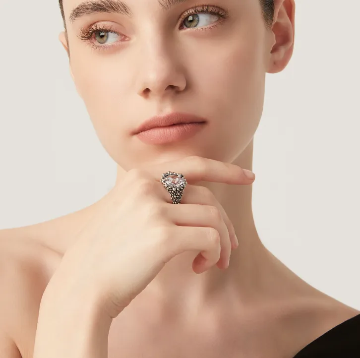 Anello Shine indossato