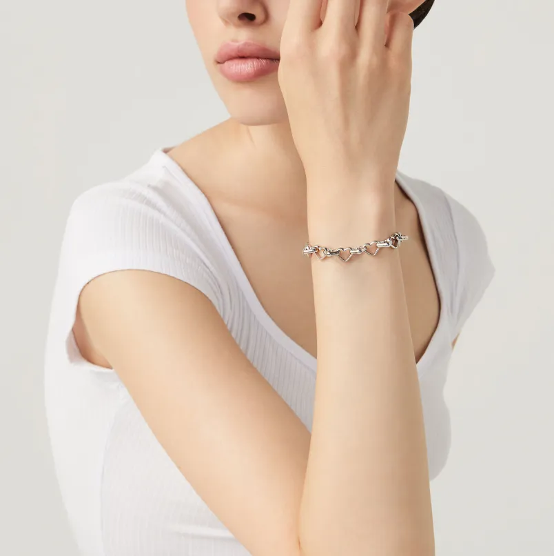 Bracciale Catena Cuori indossato