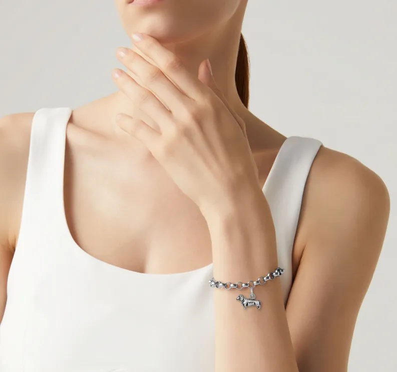 Charm Bassotto indossato