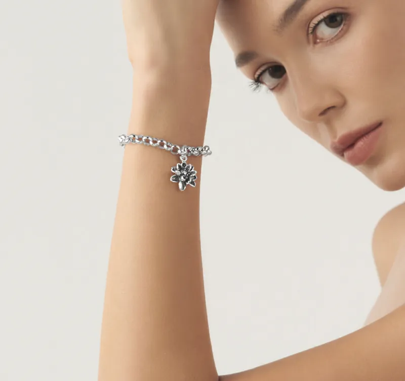 Charm Fiore di Loto indossato