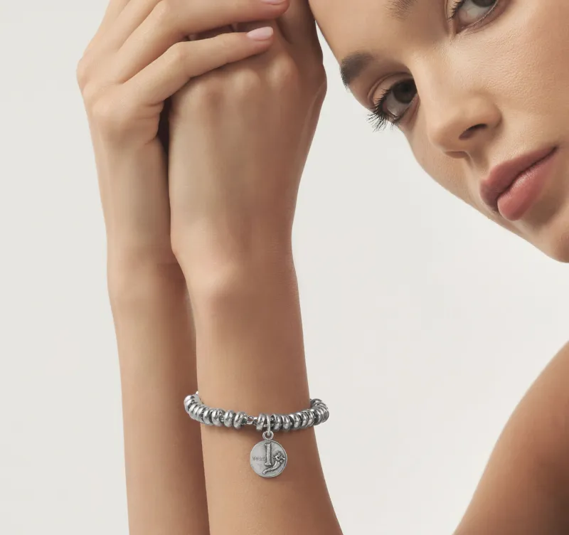Charm Lira indossato