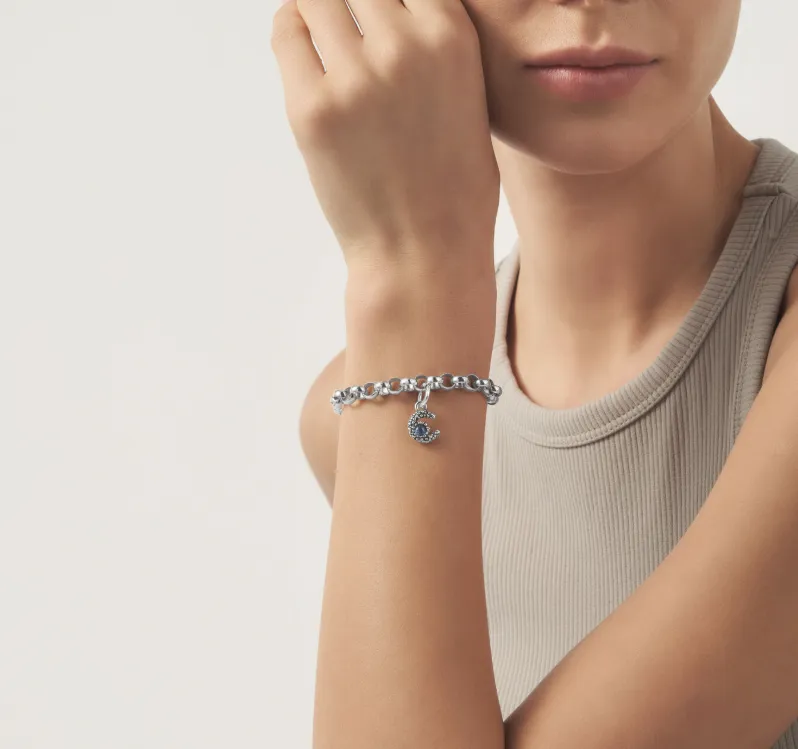 Charm Luna indossato
