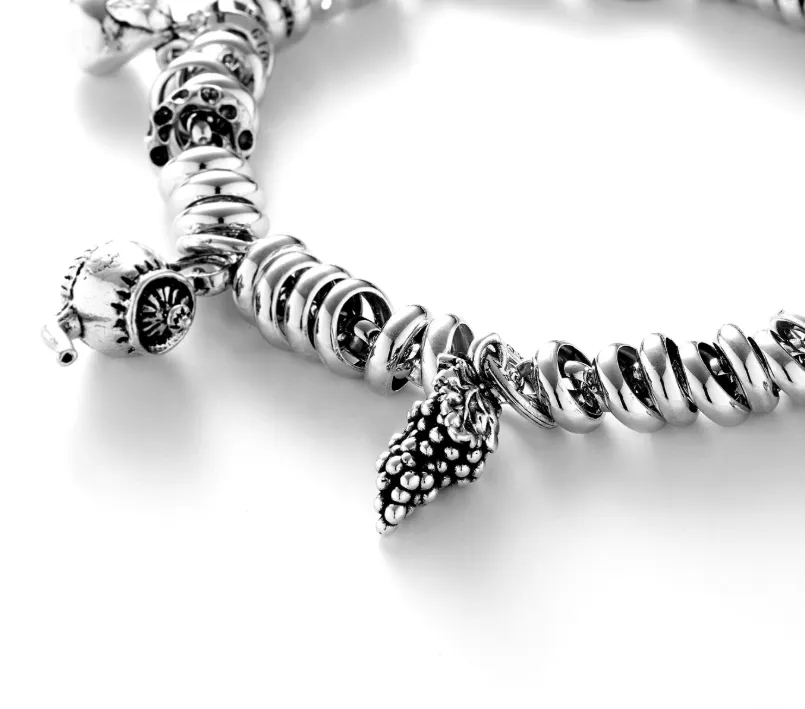 Charm Uva indossato