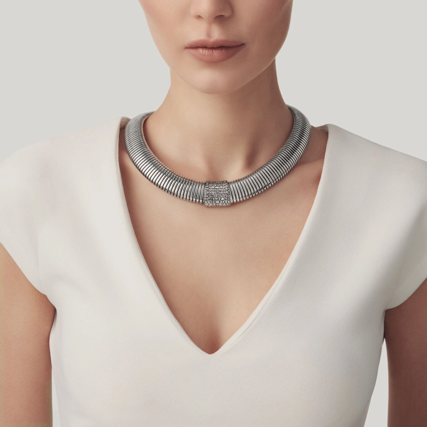 Collana Tubogas Croco indossata