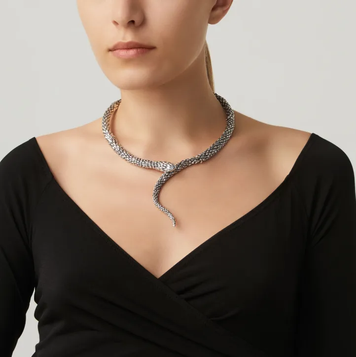 Collana Serpente indossata