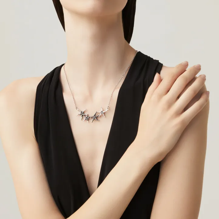 Collana Swing Stelle Marine indossata