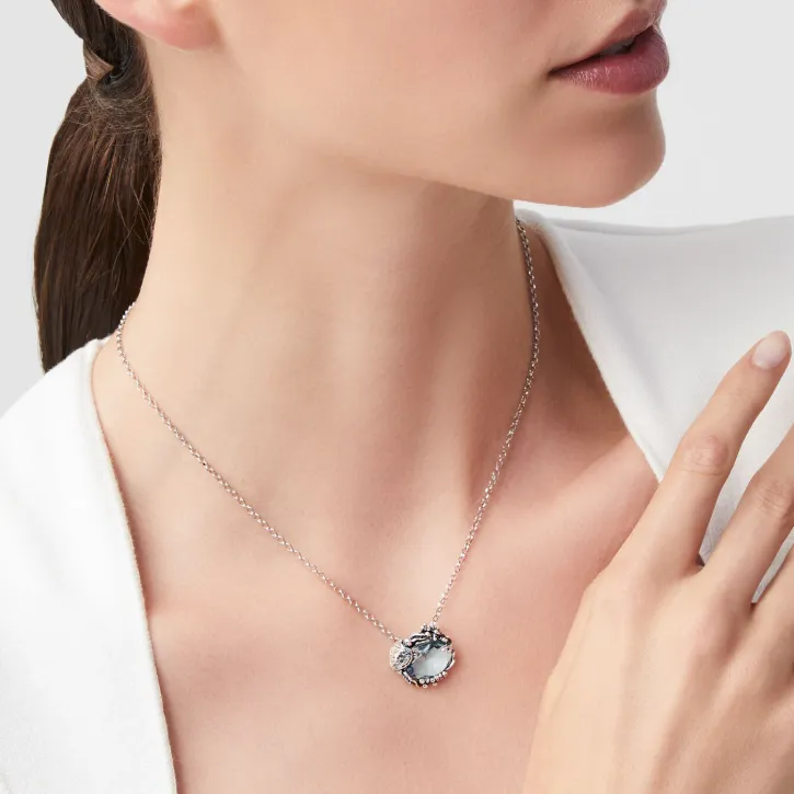 Collana Tartaruga indossata
