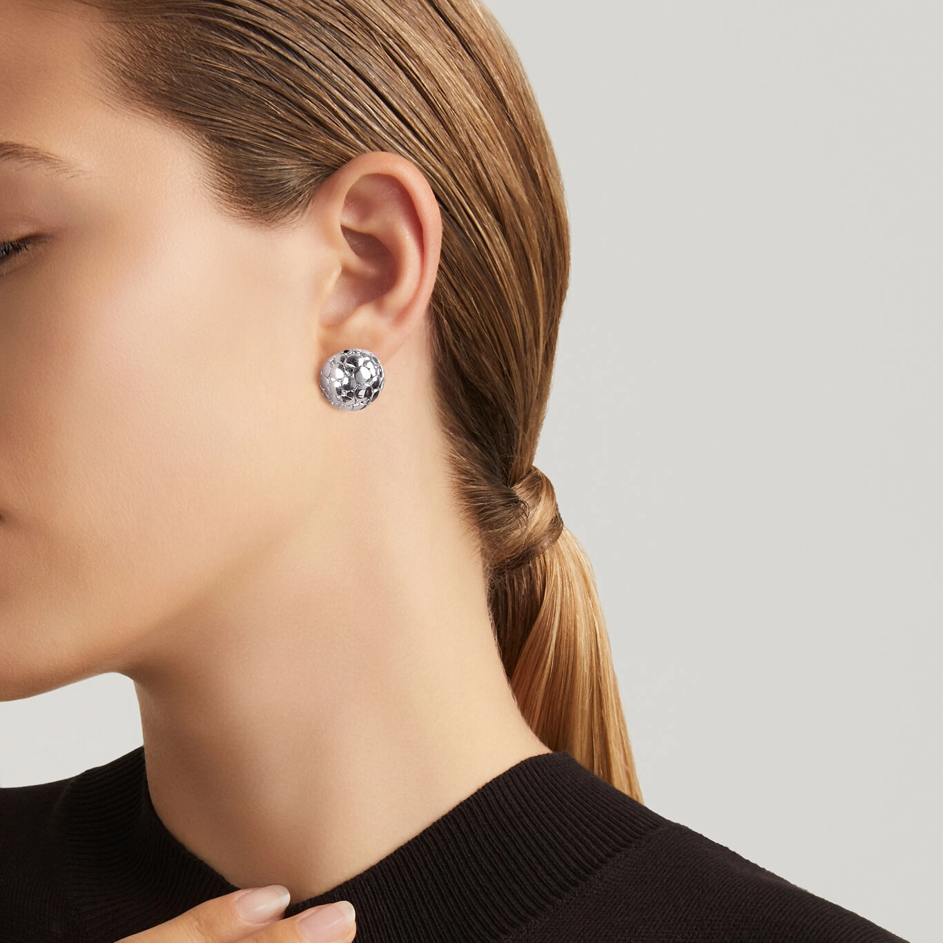 Orecchini Bottone Croco indossati