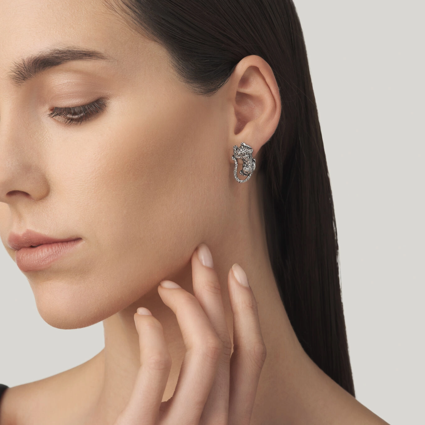 Orecchini Bottone Leopardo indossati