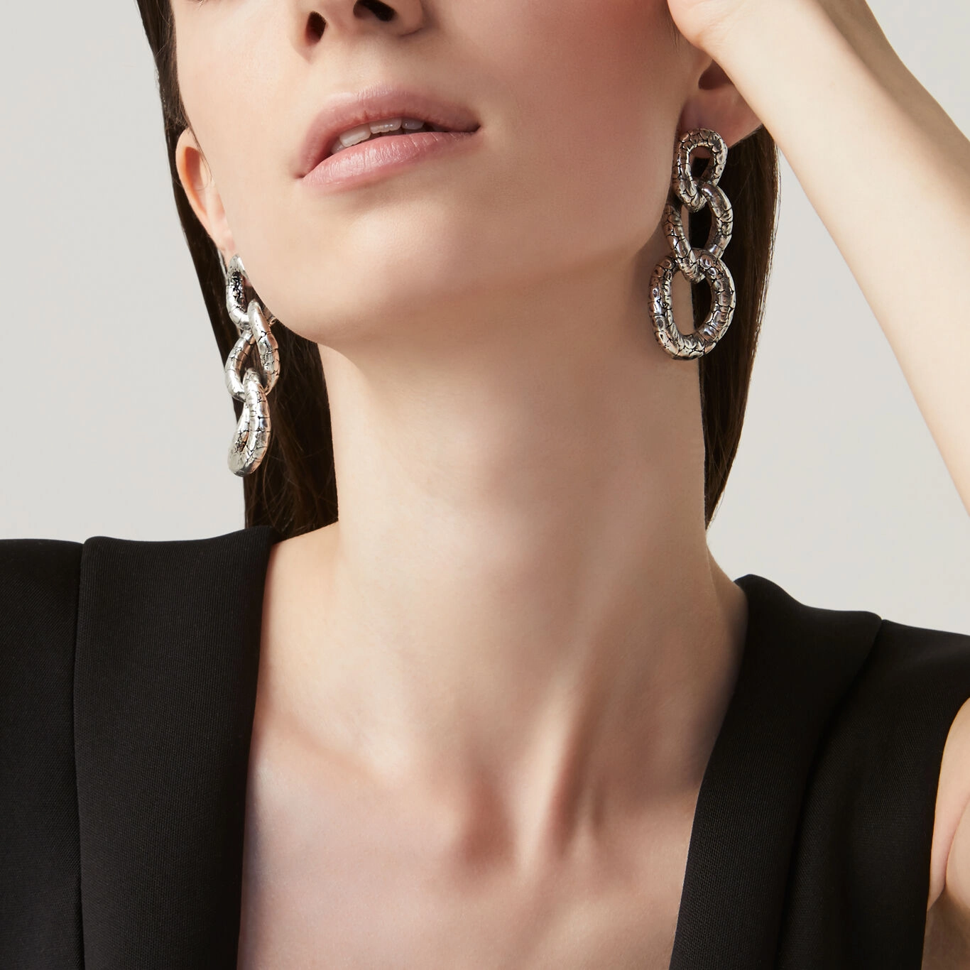 Orecchini Cascata Croco indossati