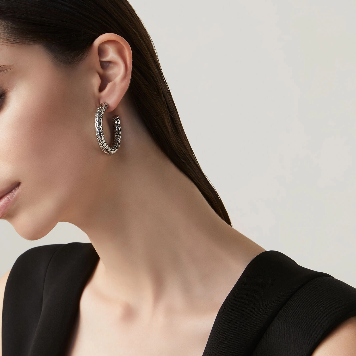 Orecchini Cerchio Croco indossati