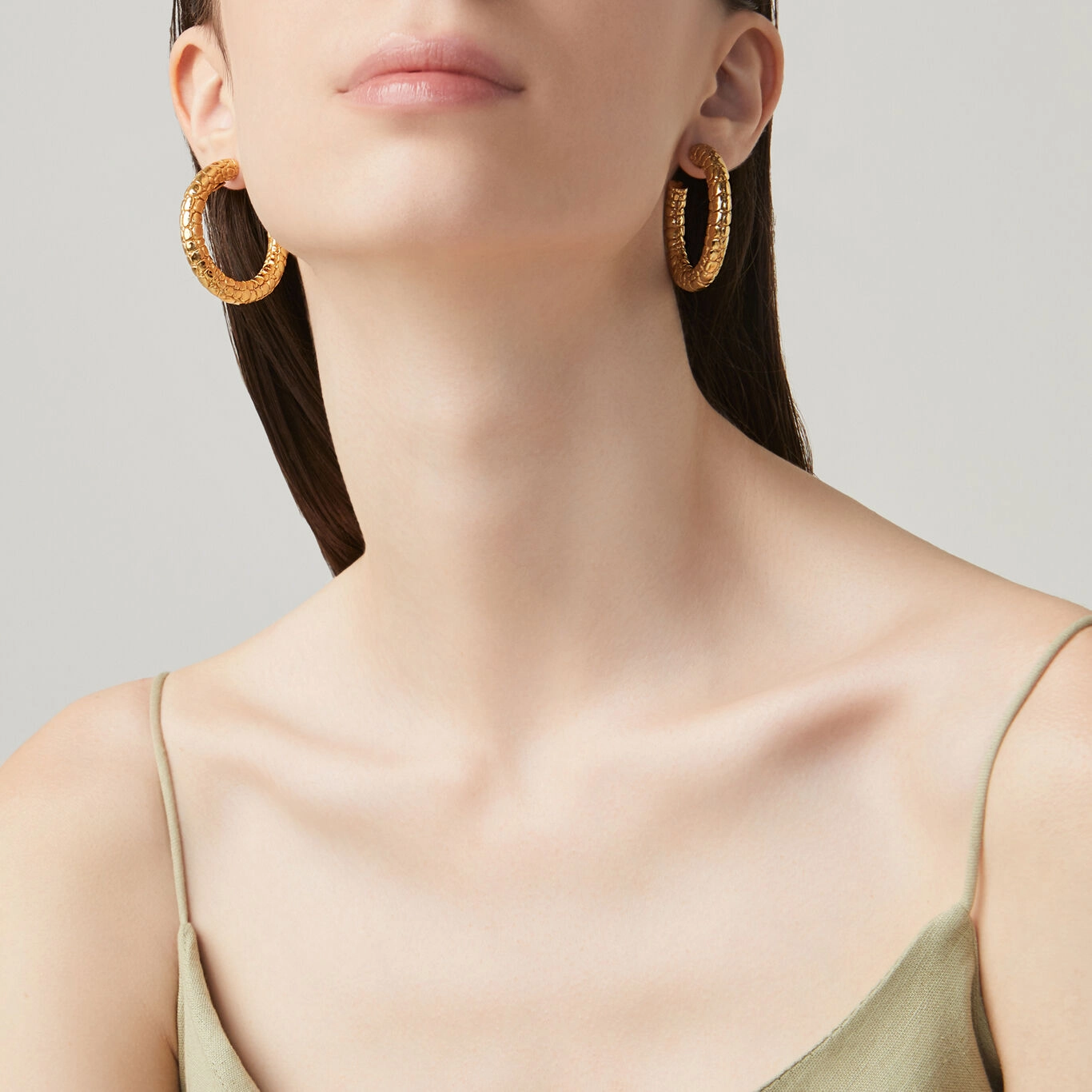 Orecchini Cerchio Croco Oro indossati